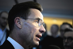 Moderaternas partiledare Ulf Kristersson (M) på väg in till partiledardebatten.