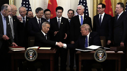 Kinas vice premiärminister Liu He och USA:s president Donald Trump skakar hand efter att ha undertecknat det partiella handelsavtalet. Ceremonin skedde i Vita huset i Washington.