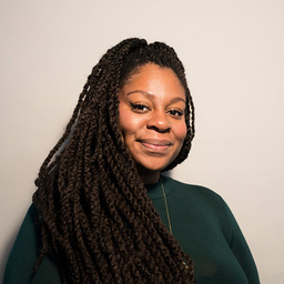 Candice Carty-Williams skriver galghumoristiskt om en ung svart tjejs utmaningar i 'Queenie'. Pressbild.