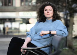 'Jag tror att min bok handlar om att vi verkligen kan vara lite snällare både mot oss själva och mot varandra än vad vi är', säger Sofia Rönnow Pessah som har debuterat med romanen 'Männen i mitt liv'.