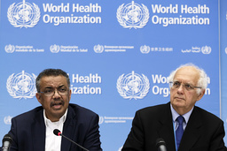 WHO:s generalsekreterare Tedros Adhanom Ghebreyesus (till vänster) och ordföranden i WHO:s nödkommitté Didier Houssin.