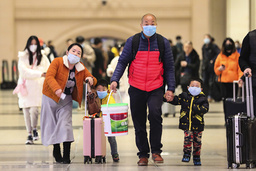 Nästan alla bär ansiktsmask i Wuhan.