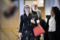 Åklagare Liselott Herschend på väg in till förhandlingssalen i Uppsala tingsrätt. Bakom henne ett av målsägarbiträdena, Leif Ericksson, som företräder en av kvinnorna som enligt åtalet ska ha utsatts för misshandel.