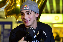 Ett stort svenskt medieuppbåd mötte Armand Duplantis när han kom till Skavsta flygplats efter att ha satt världsrekord i Polen förra helgen.