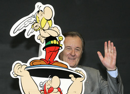 Franske tecknaren Albert Uderzo tillsammans med sin skapelse Asterix. Arkivfoto.