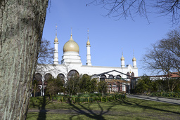 Det gamla kulturpalatset Moriska paviljongen inne i Folkets park i Malmö sjuder vanligtvis av liv med olika klubbar, kulturverksamhet och krog. Nu är här stängt.