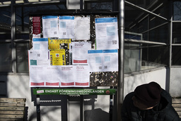 Information om coronaviruset och Covid-19 på flera språk som har satts upp av stadsdelsnämnden i Husby.