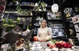 Jenny Strandh i sin blomsterbutik i köpcentret Emporia i Hyllie i Malmö.