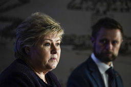 Norges statsminister Erna Solberg och hälsominister Bent Høie vid en presskonferens om coronaviruset.