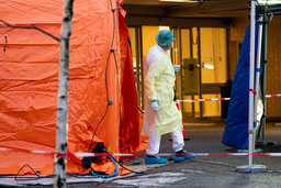 På ett sjukhus i norska Oslo har man satt upp tält så att man kan köra in med bil för att testa sig för coronaviruset.