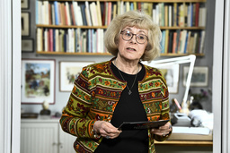 Boel Westin berömmer årets Almapristagare Baek Heena, vars namn tillkännagavs i den lägenhet på Dalagatan 46 där Astrid Lindgren bodde fram till sin död.