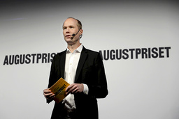 Erik Titusson, förlagschef på Piratförlaget, tycker att Baek Heena är en värdig Almapristagare.