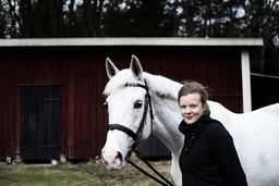 Författaren Gertrud Hellbrand skriver en spänningsserie som utspelar sig i ridsportsmiljö. Arkivbild.