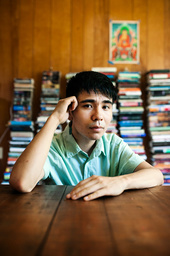 Ocean Vuong skriver om Little Dog, som likt författaren själv agerar tolk åt sin familj från tidig ålder. 'Engelska, och språk, är en magisk formel som gör dig synlig. Det blir en ögonblicklig uppgradering, som skjuter fram dig i världen, och skyddar dem du älskar. Att bemästra lingua franca, engelska, är en biljett till ett högre värderat medborgarskap', säger han.