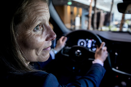Nu införs Volvo Cars fartspärr på 180 kilometer i timmen. 'Det är stor skillnad mot 220 eller 250 som det varit tidigare', säger Malin Ekholm, chef på Volvo Cars säkerhetscenter.