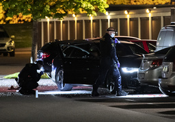 Polisens kriminaltekniker undersöker en bil med skador.
