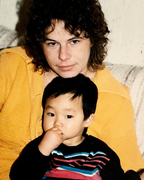 'Om inte jag hade berättat om mammas liv och död hade ingen annan gjort det heller. Då hade hon fortsatt vara en siffra i statistiken. Jag vill levandegöra henne men inte på något vis utmåla henne som ett helgon, utan skriva fram en människa med sina rätt och fel. Och förhoppningsvis kan jag berätta något om Sverige', säger Patrik Lundberg, här med sin mamma Birgitta Lundberg.