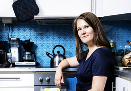 Marie Auberts debutbok, novellsamlingen 'Får jag följa med dig hem', kommer nu översatt till svenska. Berättelserna i den kretsar kring olika typer av relationer på väg att gå sönder. Pressbild.