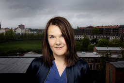 'Jag har alltid varit upptagen av folk, men det har blivit ännu starkare med åren. Jag gillar att sitta och tjuvlyssna på folk på bussen', säger Marie Aubert. Pressbild.