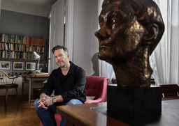 Johan Egerkrans, här i Astrid Lindgrens gamla hem på Dalagatan i Stockholm, gillade 'Mio min Mio', 'Ronja Rövardotter' och 'Barnen i Bullerbyn' när han var liten. Emil i Lönneberga däremot gav honom 'sekundärskam'.