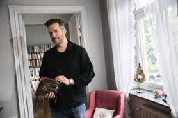 'Riddar Kato är min mammas gata, det kändes väldigt tryggt', säger Johan Egerkrans.