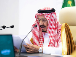 Saudiarabiens kung Salman håller sitt öppningsanförande.