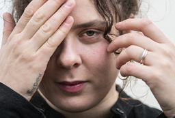 Hanna Rajs Laras tredje diktsamling 'Under månen' har fått strålande kritik. För några veckor sedan, innan den kom ut, var hon så nervös att hon ville be förläggaren dra tillbaka den.