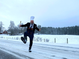 Peter Jansson och hans kollegor ger under våren den livsända föreställningen 'Jansson gör länet' – en 'cookalong' från bygdegårdar i Östergötland. Pressbild.