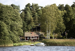 Sjönära kostar mer. Arkivbild från Enköping.