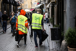 Feriejobbare håller snyggt på gator och torg. Arkivbild.