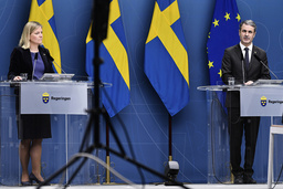 Finansminister Magdalena Andersson (S) och näringsminister Ibrahim Baylan (S) presenterar förstärkta och förlängda stödåtgärder för företag under en pressträff i Rosenbad.