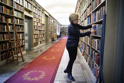 'Jag har förstått att jag inte är invald bara på grund av biografin om Nobel. Det har inte påverkat, sade de, att jag valde just det ämnet. Men jag har förstås inblickar i Nobels syn på litteraturen, och hans stora kärlek till den. Han läste mycket och drömde om att bli författare. Där har du förklaringen till att litteraturen blev ett av de fem prisområden som han ville belöna', säger Ingrid Carlberg som nu tar sitt inträde i Akademien.