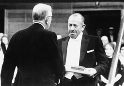 John Steinbeck tar emot Nobelpriset i litteratur 1962. Arkivbild.