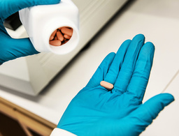Mediciner står för den största delen av exporten. Här ett piller som forskare i Södertälje undersöker i laboratoriet. Arkivbild.