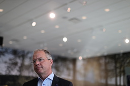 Vd Martin Lundstedt kommenterar att det finns framtida osäkerheter kopplat till pandemin. 'Vi måste fortsätta att hålla fokus på hälsa och säkerhet, så klart. Men vi måste också fråga oss vilka effekter pandemin kommer att ha', säger Martin Lundstedt.