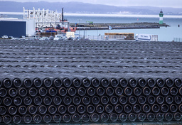 Rör för gasledningen Nordstream 2 ligger uppradade i tyska Sassnitz i januari 2021.