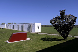 Körsbärsgården i Sundre har numera visningsträdgård, konsthall och skulpturpark. Här syns verk av Akiko Horio, Maria Miesenberger och Tage Andersen. Arkivbild.