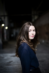 'Trions' huvudpersoner rör sig mellan Stockholm, Berlin, Paris och New York. Johanna Hedman ville lyfta in världen i boken – något hon annars ofta saknar i modern svensk litteratur.