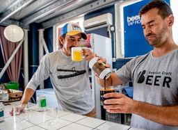 Darryl de Necker, till vänster, och Richard Bull på Beerbliotek i Göteborg. Sedan starten 2013 har de tagit fram 324 olika ölsorter.