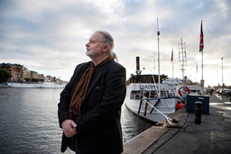 'En klassiker hos mig är att någon står och ser ut från ett fönster. På havet, till exempel. Så är det ofta. Asle i 'Septologin' sitter ofta och ser på havet, det är en grundscen', säger Jon Fosse om teman och bilder han ofta återkommer till.