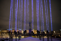 Fredrik Jönssons ljusinstallation ”Dialog” på Strömparterren har inspirerats av Nobelpriset i fysik 2009.