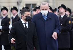 Ukrainas president Volodymyr Zelenskyj träffar Turkiets president Recep Tayyip Erdogan i Ukrainas huvudstad Kiev.