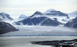 Glaciär i Kings Bay på Svalbard. Sextio procent av ögruppen täcks av glaciärer. Många har markant minskat i storlek de senaste åren till följd av den globala uppvärmningen.