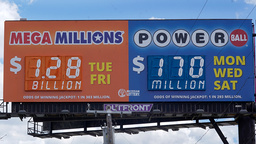 En skylt visar Mega Millions-jackpotten i Detroit.