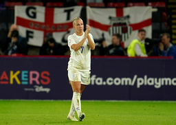 Beth Mead applåderade den engelska hemmapubliken på Bramall Lane i Sheffield efter 4–0-segern mot Sverige i EM-semifinalen. Nu väntar Tyskland i kvällens final på Wembley i London.