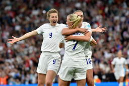 England vann EM-premiären mot Österrike inför rekordpublik.