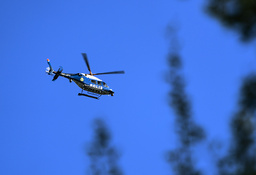 Fjällräddningen och polis sökte efter familjen med hjälp av helikopter. Arkivbild.