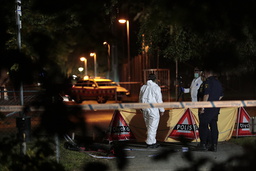 Polis på plats i stadsdelen Vivalla i Örebro där en person sköts till döds sent på lördagskvällen.