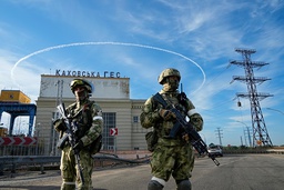 Chersonregionen ockuperades av Ryssland snabbt efter invasionskrigets början 2022. På bilden syns två ryska soldater som vaktar ett strömkraftverk vid Dneprfloden. Bilden är tagen under en resa som organiserats av det ryska försvarsdepartementet.