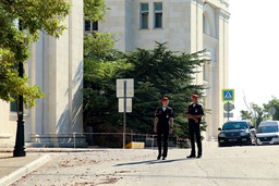 Ryska soldater vaktar den ryska Svartahavsflottans högkvarter i Sevastopol på söndagen efter attacken.